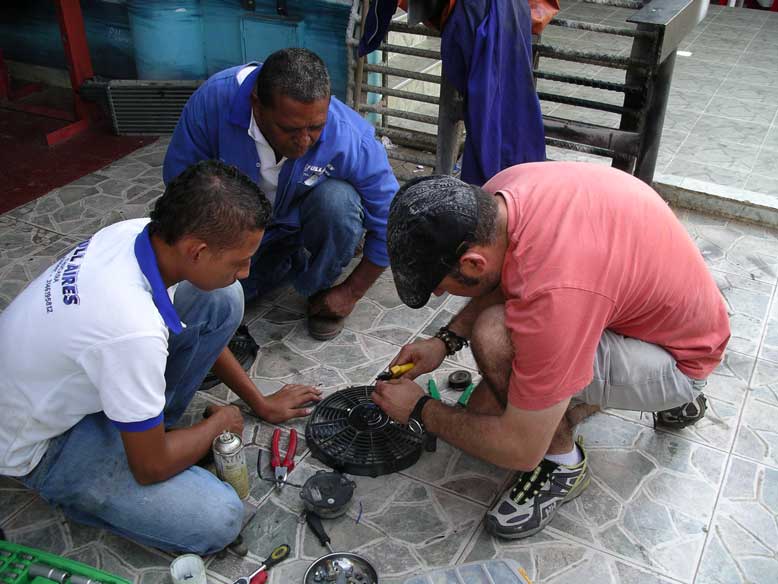 el electro del aire, vidal acoplandolo al alojamiento del unimog